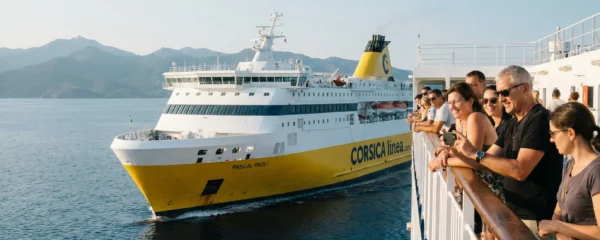 Ferry Corsica Ferries naviguant vers la Corse en Méditerranée